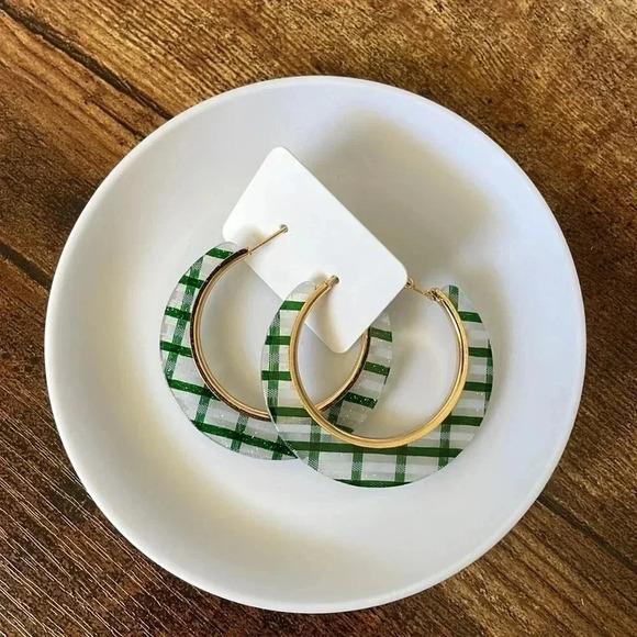 ❤️ NEW 2/$20 or 3/$25 Green White and Clear Plaid Statement Acrylic Earrings - Picture 3 of 4